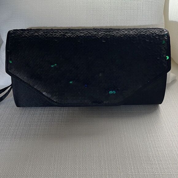 Ardene Reversible Sequin Clutch - Picture 9 of 13